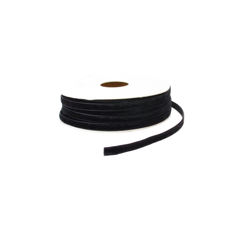 Eine Spule mit schwarzem Samtband von Vivant Decorations BV, wobei ein Ende des Bandes teilweise abgerollt ist.