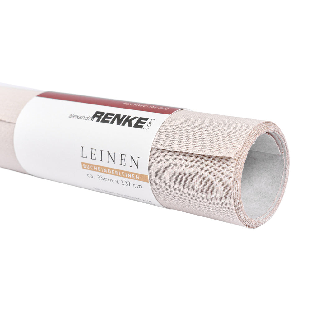 Ein aufgerolltes Stück hellbeiger Buchleinen-Stoff von ☆, umwickelt mit einem etikettierten Papierband - ideal für Buchbinden und FSC-zertifiziert für nachhaltiges Basteln.