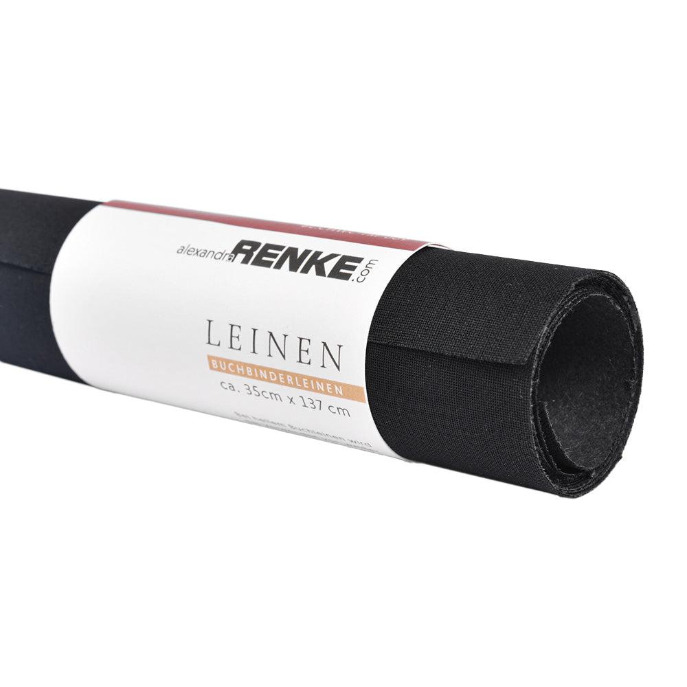 Ein gerolltes Blatt FCS-zertifizierter schwarzer Buchleinen von ☆ für Buchbinden, gesichert mit einem beschrifteten weißen Papierband.