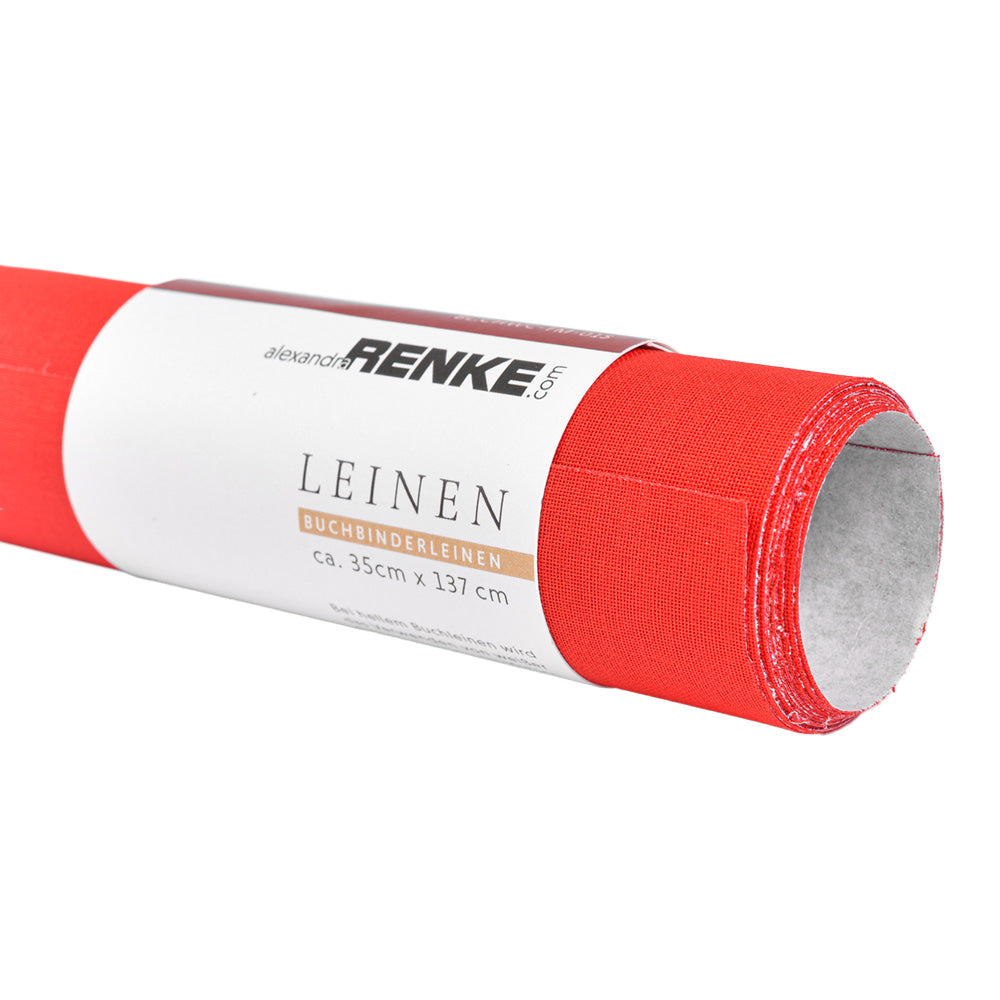 Ein gerolltes Blatt rotes Buchleinen mit einem weißen Etikett, auf dem die Maße und die Marke ☆ angegeben sind - perfekt für Buchbinden-Projekte.