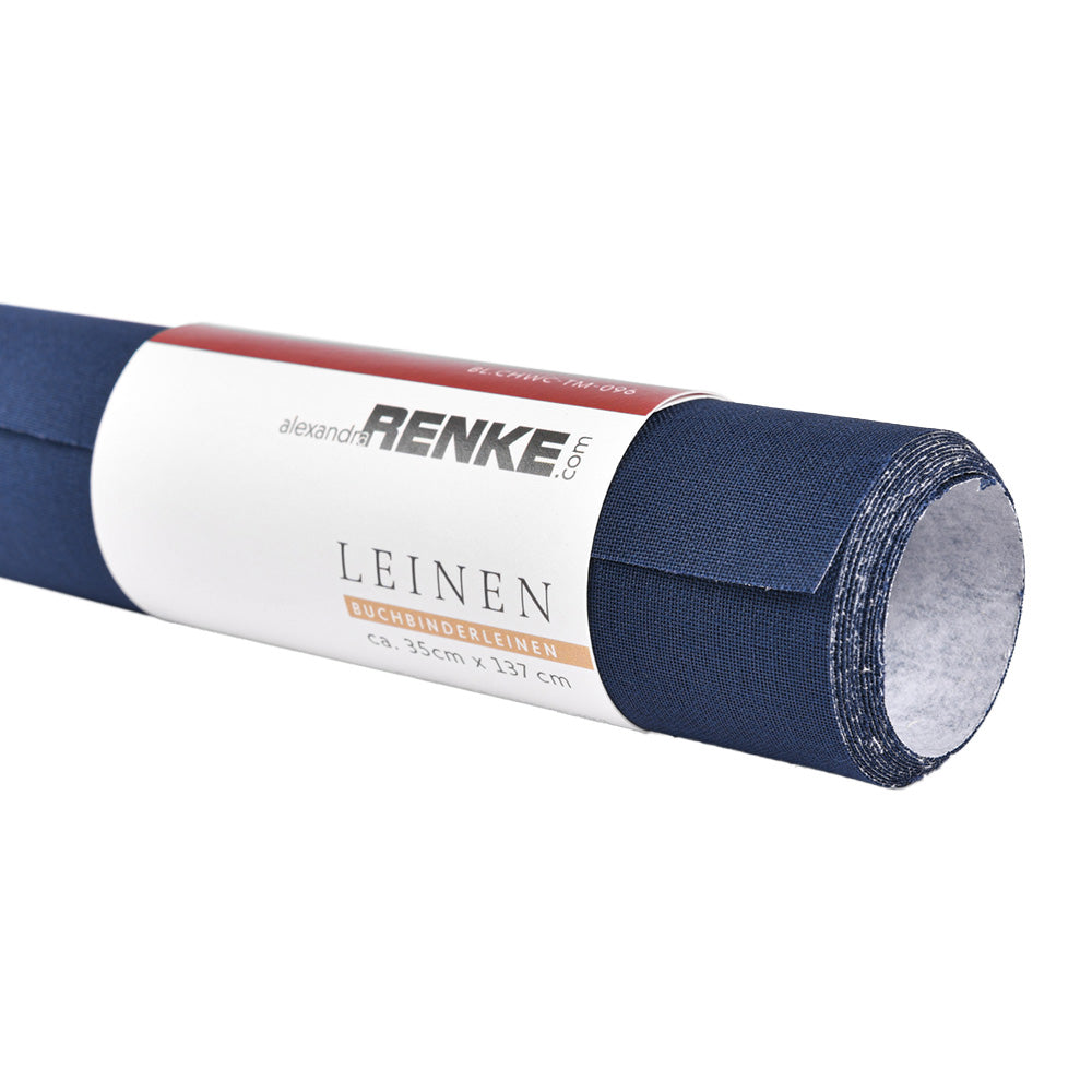 Ein gerollter Bogen marineblaues Buchleinen von ☆ mit weißem Etikett, ideal zum Buchbinden und FSC-zertifiziert für nachhaltiges Handwerk.