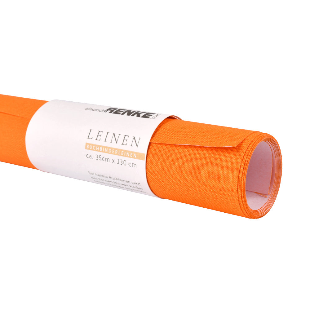 Ein aufgerolltes Blatt aus leuchtend orangefarbenem Buchleinen Viskose-Stoff von ☆, mit einem weißen Etikett umwickelt.