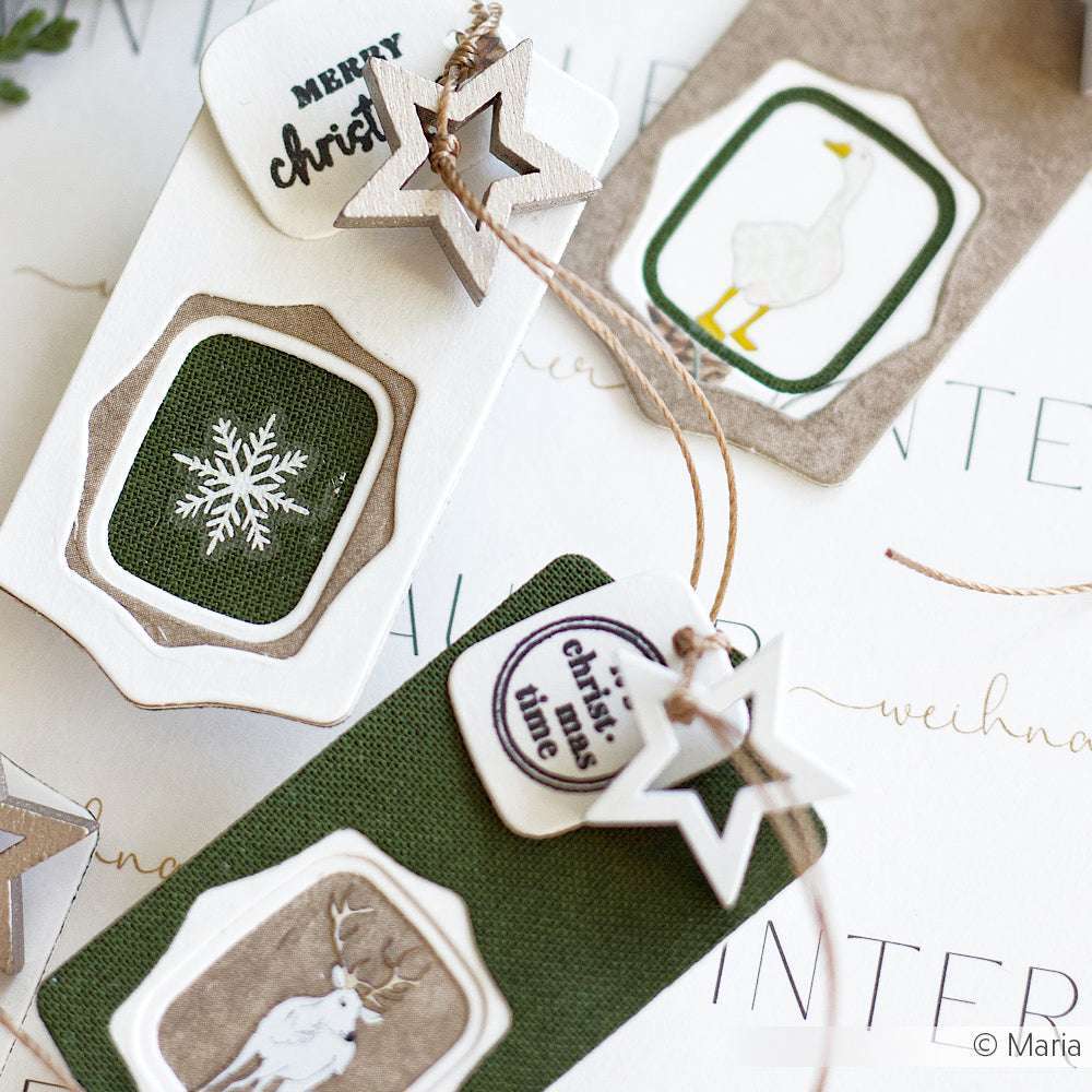 ☆ Geschenkanhänger mit weihnachtlichen Motiven - Schneeflocke, Gans und Rentier - sowie sternförmigen Holzanhängern und eleganten Akzenten der Heißfolienprägung.