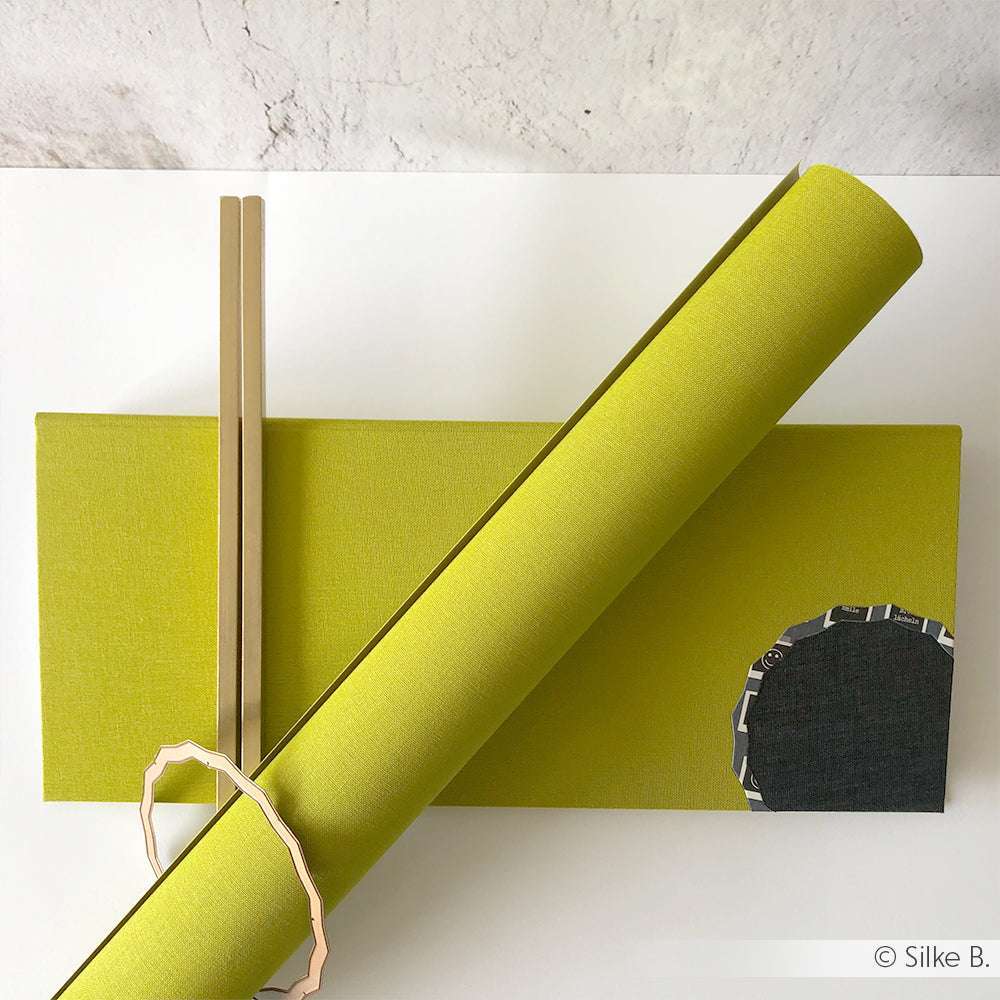 Grüne Rolle, goldene Stäbchen und geometrische Akzente auf grünem und weißem Hintergrund erinnern an raffinierte Buchleinen-Textur - ideal für Buchbinden oder um Viskosegewebe-Flair in Ihre Einrichtung zu bringen. Von ☆.