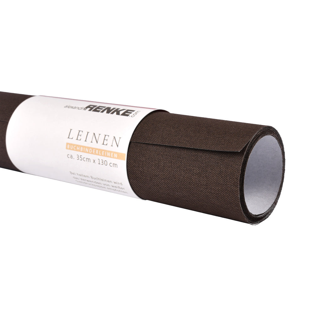 Ein aufgerollter Bogen dunkelbrauner Buchleinen Viskose Bucheinbandstoff von ☆ mit einem weißen Etikett.