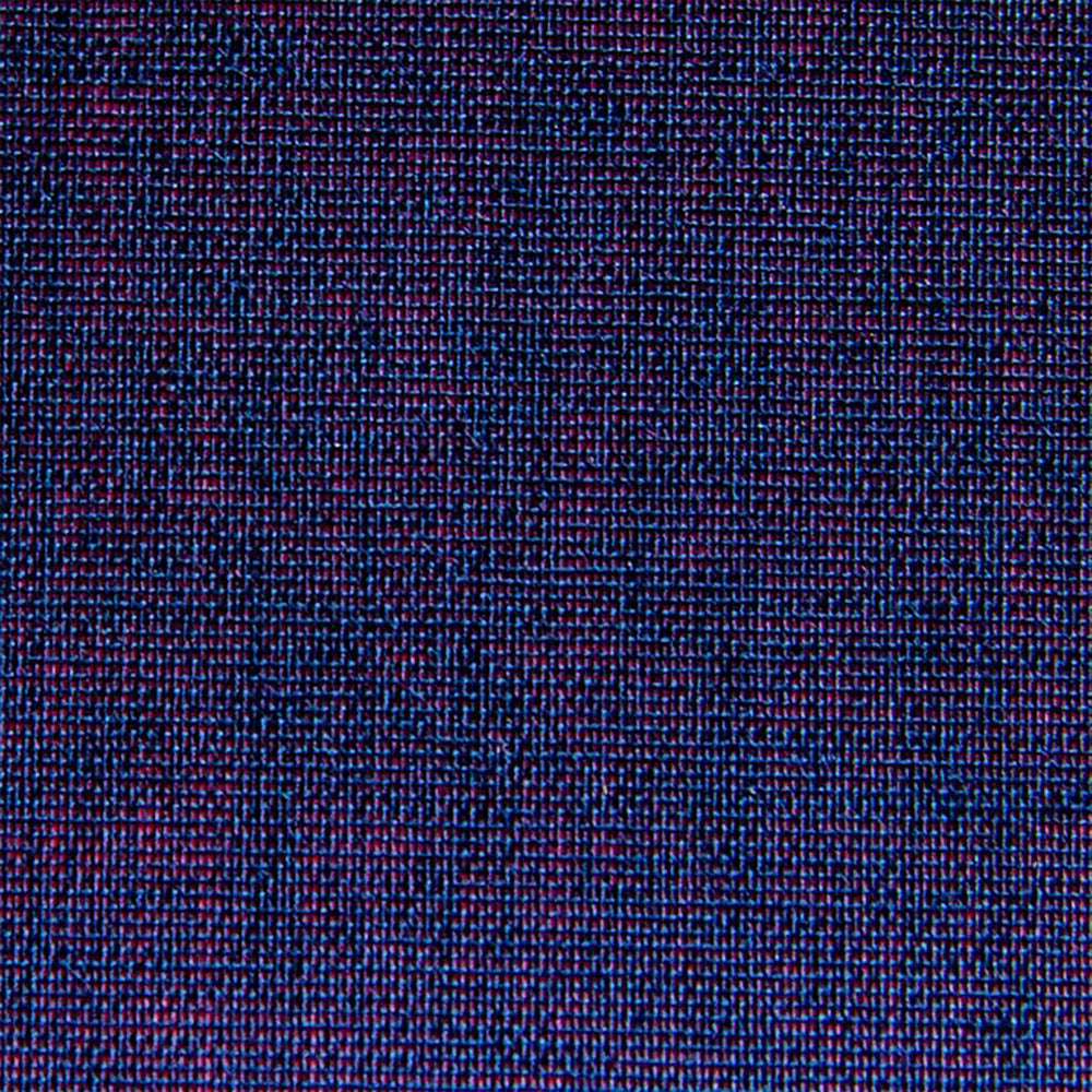 Nahaufnahme des strukturierten dunkelblauen Buchleinen-Stoffes von ☆, in den rote und violette Fäden eingewebt sind.