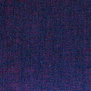 Nahaufnahme des strukturierten dunkelblauen Buchleinen-Stoffes von ☆, in den rote und violette Fäden eingewebt sind.