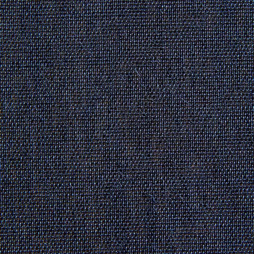 Nahaufnahme des ☆ dunkelblauen Viskosegewebes, das seine strukturierten Fäden ähnlich wie feine Buchleinen zeigt.