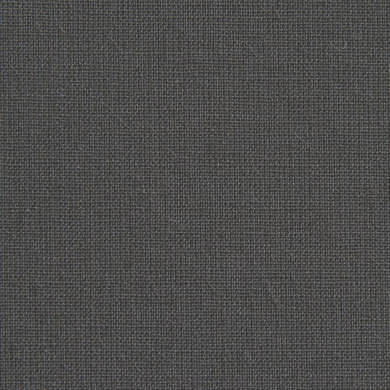 Nahaufnahme des dunkelgrauen Buchleinen-Stoffes von ☆, die das feine Webmuster zeigt und die Qualität dieses besonderen Viskosegewebes hervorhebt.