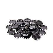 Ein Stapel glänzender, runder, schwarzer Bindescheiben von Alexandra Renke auf weißem Hintergrund.