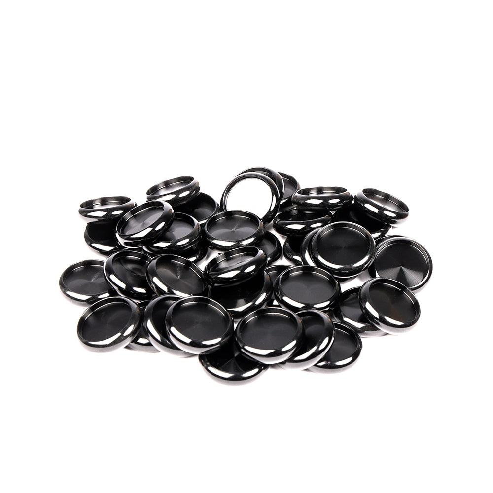 Ein Stapel glänzender schwarzer Bindescheiben von Alexandra Renke auf weißem Hintergrund - ideal für Buch binden-Projekte.