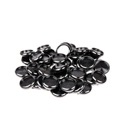 Ein Stapel glänzender schwarzer Bindescheiben von Alexandra Renke auf weißem Hintergrund - ideal für Buch binden-Projekte.