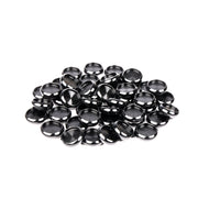 Ein Stapel glänzender, runder, schwarzer Alexandra Renke Bindescheiben ist auf einem weißen Hintergrund angeordnet.