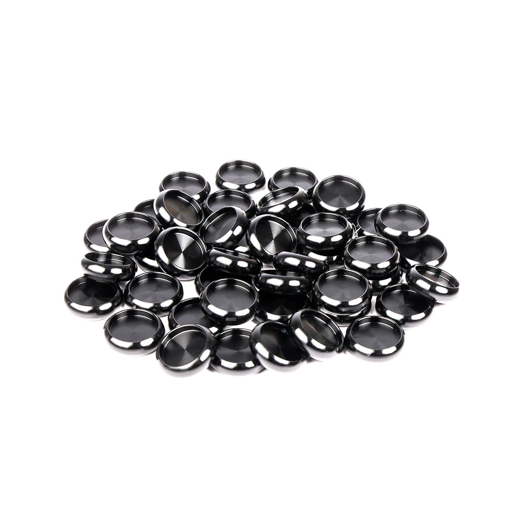 Ein Stapel glänzender, runder, schwarzer Alexandra Renke Bindescheiben ist auf einem weißen Hintergrund angeordnet.