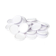 Ein loser Stapel runder, flacher, weißer Kunststoff-Bindescheiben von Alexandra Renke auf weißem Hintergrund - perfekt, um Ihr individuelles Buch zu gestalten.