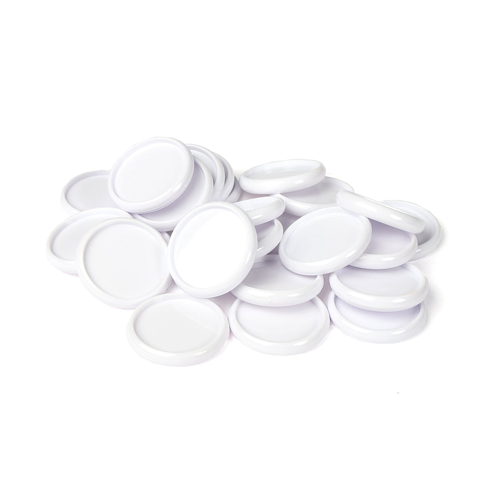 Ein loser Stapel runder, flacher, weißer Kunststoff-Bindescheiben von Alexandra Renke auf weißem Hintergrund - perfekt, um Ihr individuelles Buch zu gestalten.