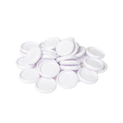 Ein Stapel runder, weißer Alexandra Renke Bindescheiben-Deckel ist auf einem weißen Hintergrund gestapelt und verstreut.