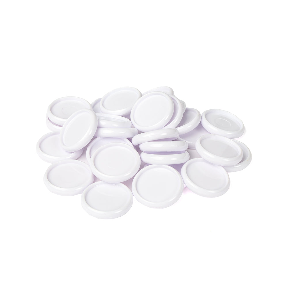 Ein Stapel runder, weißer Alexandra Renke Bindescheiben-Deckel ist auf einem weißen Hintergrund gestapelt und verstreut.