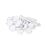 Ein Stapel kleiner, runder, weißer Alexandra Renke Bindescheiben Kunststoffdeckel auf weißem Hintergrund.