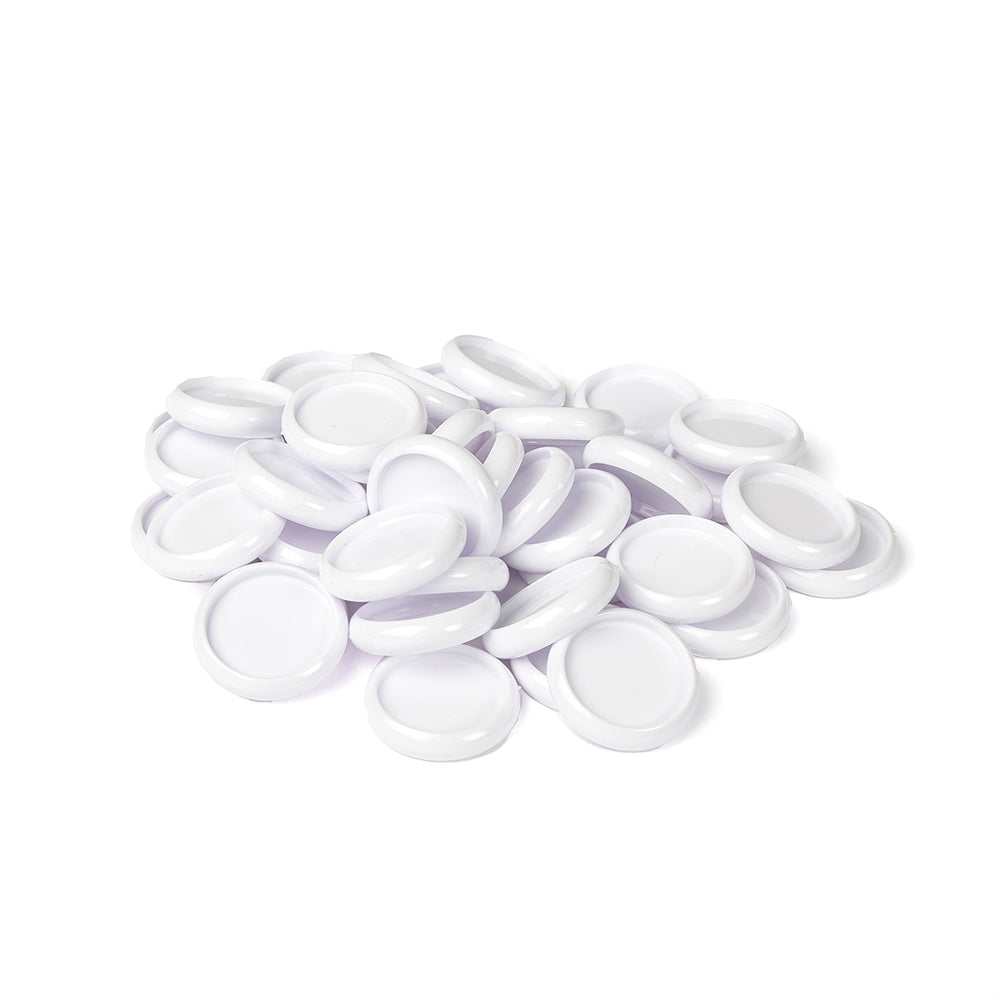 Ein Stapel kleiner, runder, weißer Alexandra Renke Bindescheiben Kunststoffdeckel auf weißem Hintergrund.