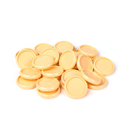 Ein Stapel runder, flacher, beiger Alexandra Renke Bindescheiben - perfekt für Mini-Album-Projekte - fein säuberlich angeordnet und verstreut auf weißem Hintergrund.