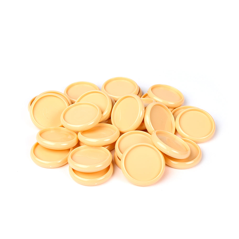 Ein Stapel runder, flacher, beiger Alexandra Renke Bindescheiben - perfekt für Mini-Album-Projekte - fein säuberlich angeordnet und verstreut auf weißem Hintergrund.