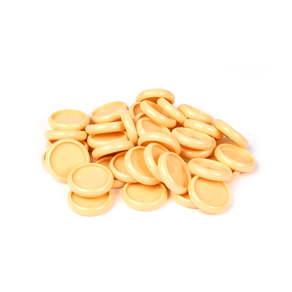 Ein Stapel gelber Plastikmünzen von Alexandra Renke, die Bindescheiben ähneln, auf weißem Hintergrund.