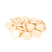 Ein Haufen runder, beigefarbener Alexandra Renke Bindescheiben-Deckel ist auf einem weißen Hintergrund verstreut.