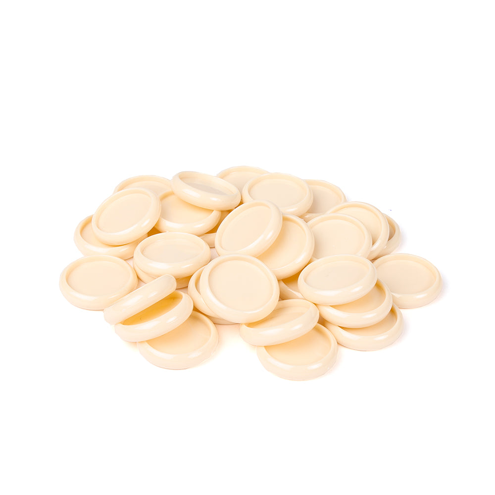 Ein Stapel runder, beiger Alexandra Renke Bindescheiben für Buch binden ruht auf weißem Hintergrund.