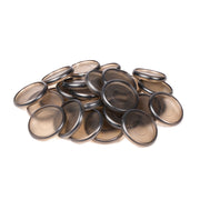 Ein Stapel runder, durchscheinender brauner Alexandra Renke Bindescheiben ist auf einem weißen Hintergrund angeordnet.