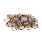 Ein Stapel runder, flacher, braun gefärbter Bindescheiben von Alexandra Renke für Buch binden ruht auf einem weißen Hintergrund.