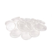 Ein Haufen kleiner, runder, klarer Plastikdeckel von Alexandra Renke auf weißem Hintergrund.