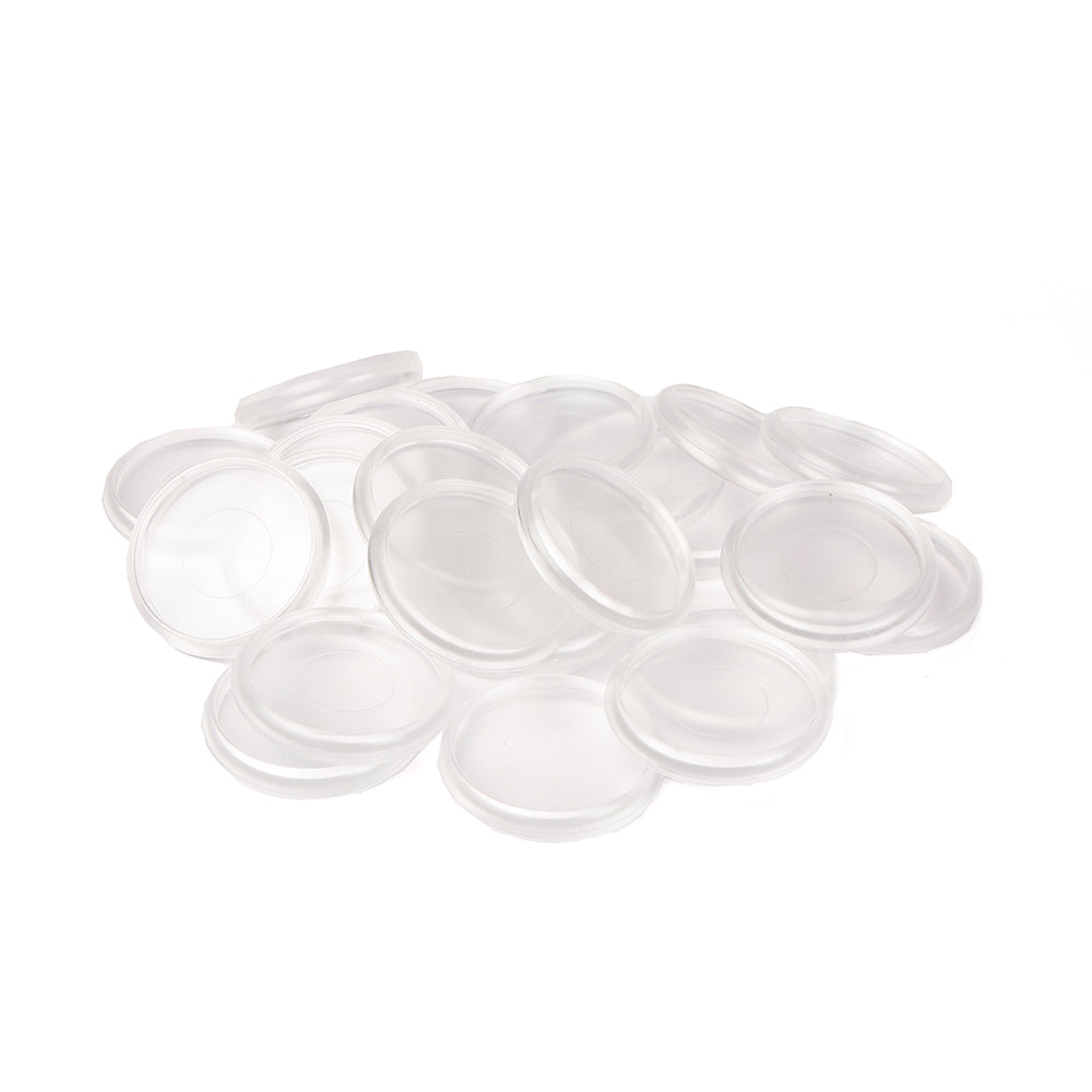 Ein Haufen kleiner, runder, klarer Plastikdeckel von Alexandra Renke auf weißem Hintergrund.