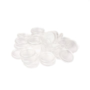 Ein Stapel klarer, runder Kunststoffdeckel von Alexandra Renke ist auf einem weißen Hintergrund angeordnet.
