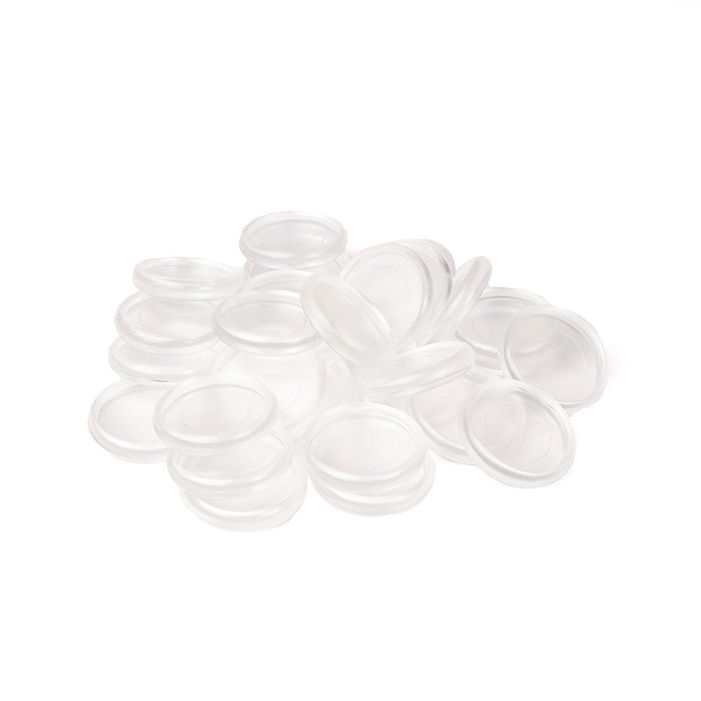 Ein Stapel klarer, runder Kunststoffdeckel von Alexandra Renke ist auf einem weißen Hintergrund angeordnet.