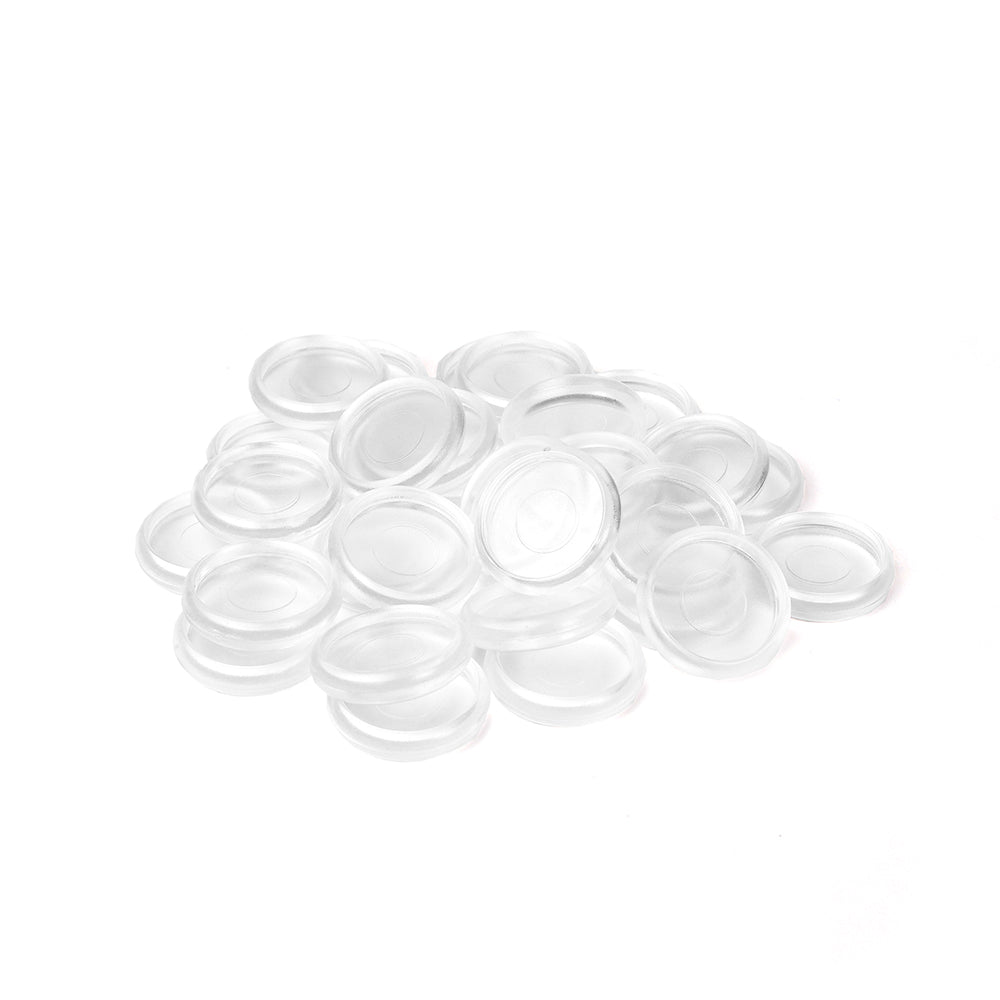 Ein Stapel durchsichtiger, runder Flaschensauger und Bindescheiben aus Silikon von Alexandra Renke liegt auf einem weißen Hintergrund.