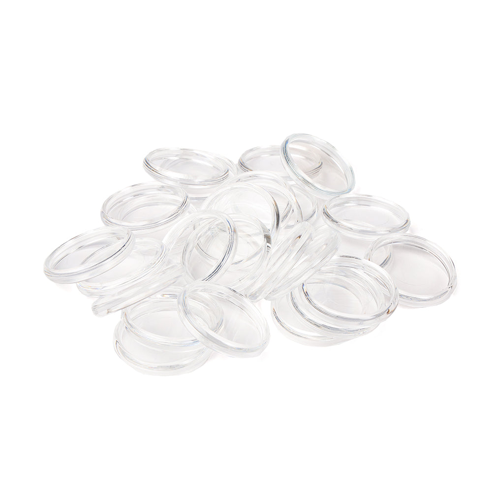 Ein Stapel klarer, runder Alexandra Renke Kunststoffringe auf weißem Hintergrund.