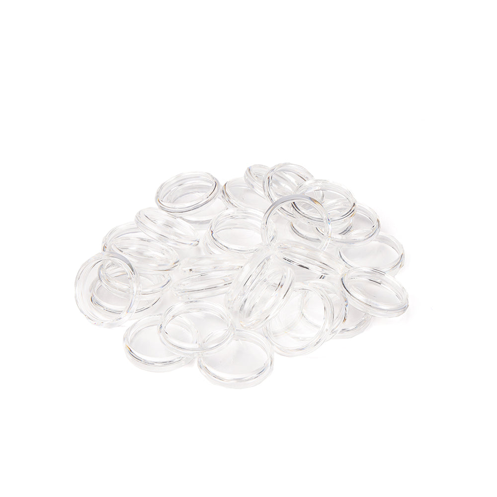 Ein Stapel klarer, runder Bindescheiben von Alexandra Renke - wesentliche Bindeelemente für Buchbinden - ruht auf einem weißen Hintergrund.