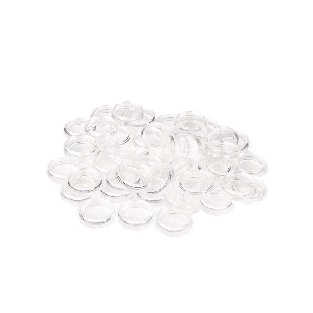 Ein Stapel durchsichtiger, runder Bindescheiben von Alexandra Renke zur Gestaltung eines personalisierten Buches ruht auf einem weißen Hintergrund.