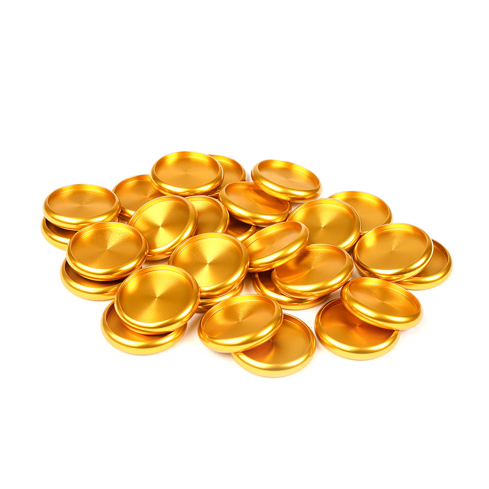 Ein Stapel glänzender, runder Alexandra Renke Bindescheiben Metall glänzt mit einer polierten, goldfarbenen Oberfläche auf einem weißen Hintergrund.