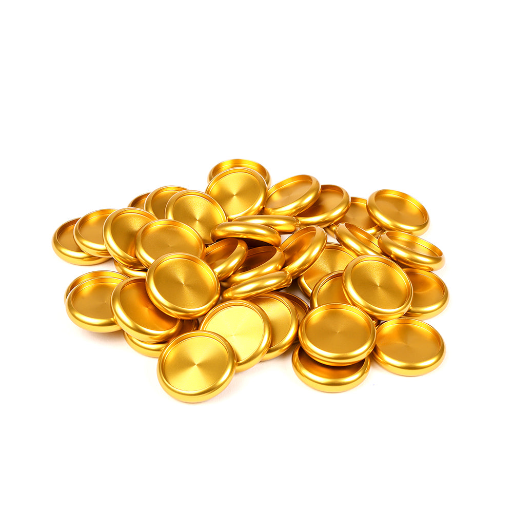 Ein Stapel glänzender, runder, goldfarbener Alexandra-Renke-Bindescheiben-Plättchen glänzt auf weißem Hintergrund.