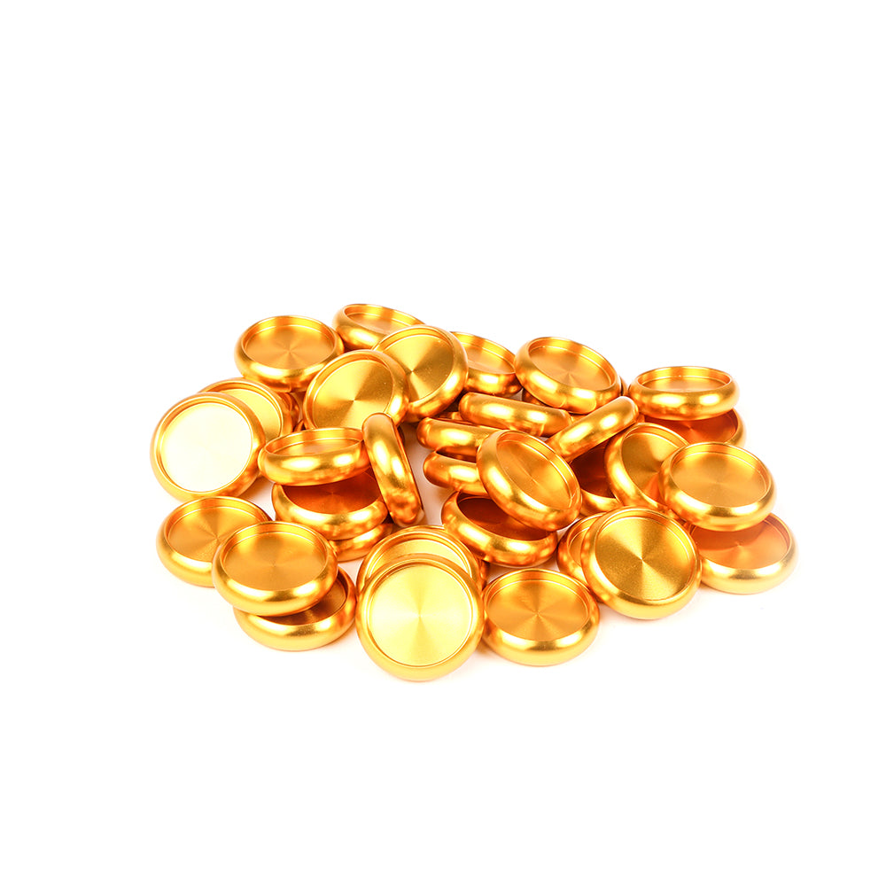 Ein Stapel glänzender, runder, goldener Alexandra Renke Bindescheiben Metalldeckel oder -kappen ruht auf einem weißen Hintergrund.