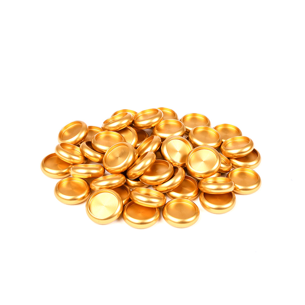 Ein Stapel kleiner, runder, flacher Bindescheiben von Alexandra Renke aus goldfarbenem Metall liegt auf einem weißen Hintergrund.