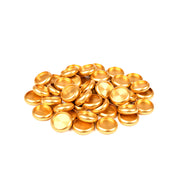 Ein Stapel kleiner, runder, flacher Bindescheiben von Alexandra Renke aus goldfarbenem Metall liegt auf einem weißen Hintergrund.