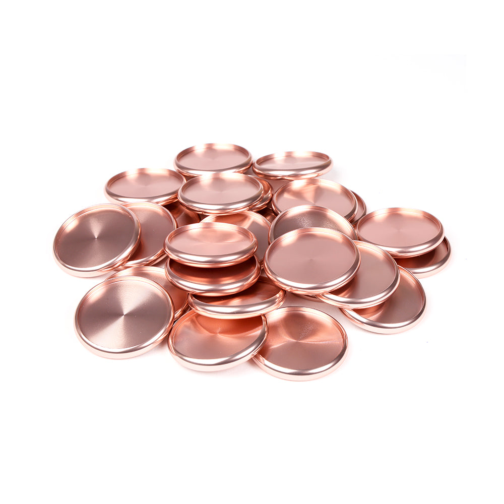 Ein Stapel runder, glänzender, kupferfarbener Alexandra Renke Bindescheiben - wesentliche Bindeelemente für Buch binden - liegt auf einem weißen Hintergrund.