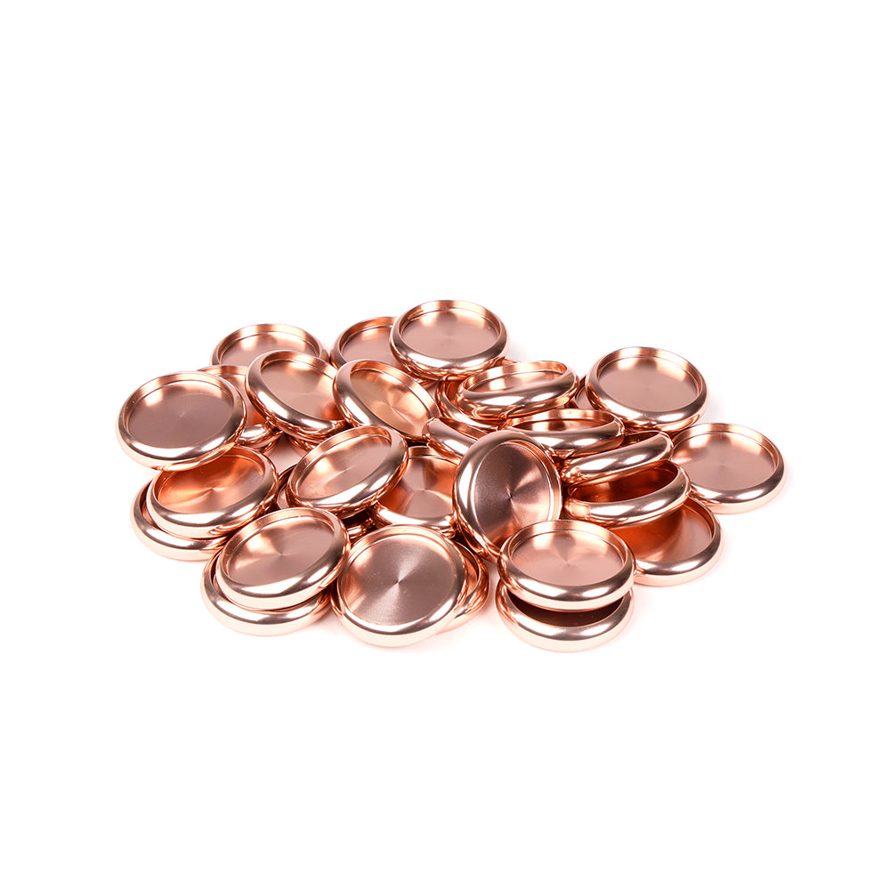 Ein Stapel glänzender, runder kupferfarbener Bindescheiben von Alexandra Renke ruht auf einem weißen Hintergrund - perfekte Bindeelemente, um das Buch individuell zu gestalten.