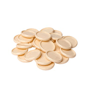 Ein Stapel runder, beigefarbener Plastiksteine von Alexandra Renke liegt auf einem weißen Hintergrund.