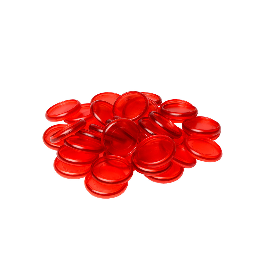 Ein Haufen durchsichtiger roter Plastikspielsteine von Alexandra Renke auf weißem Hintergrund.