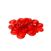 Ein Haufen durchsichtiger roter Plastikspielsteine von Alexandra Renke auf weißem Hintergrund.