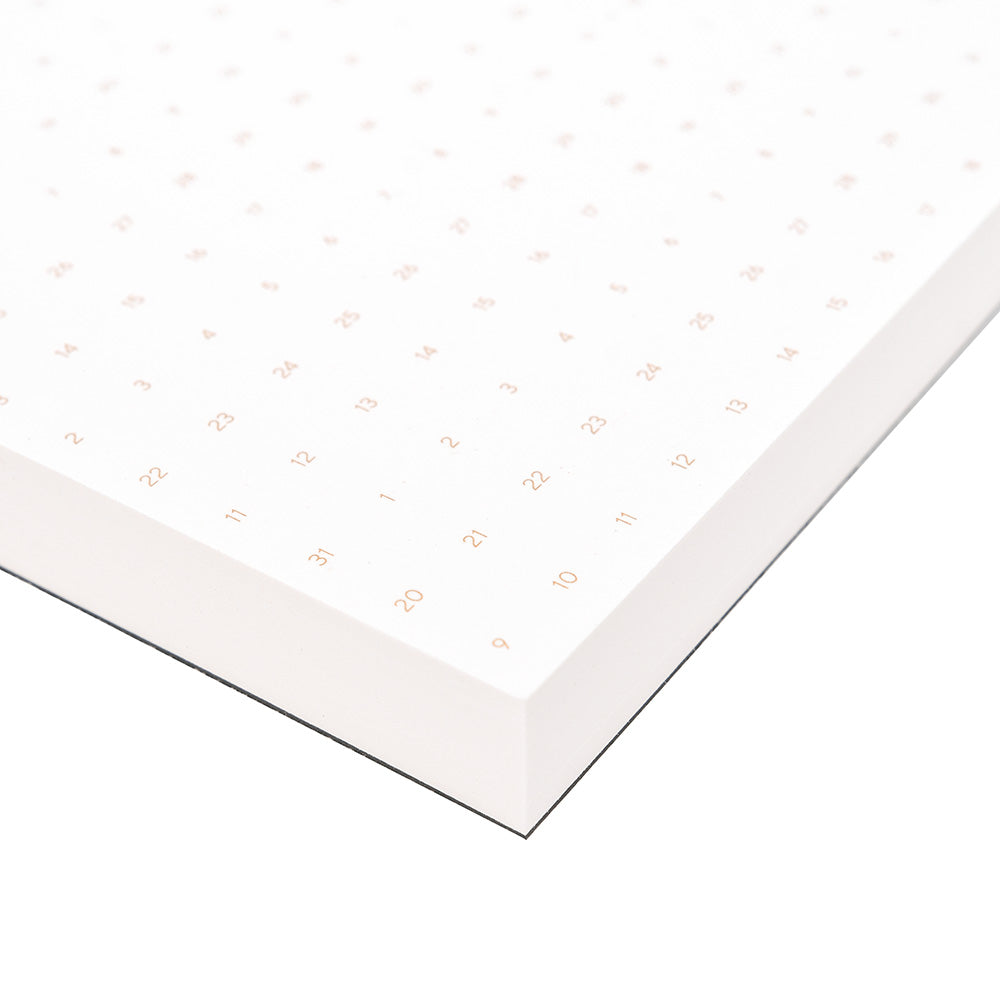 Eine Nahaufnahme eines weißen Notizblocks von Alexandra Renke mit schwach nummerierten Punkten in einem Zahlenreihen-Gittermuster.